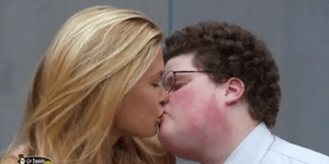 Ο «σπασίκλας» που φίλησε την Bar Refaeli και έγινε περιζήτητος [βίντεο]