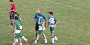 Διαιτητής έδωσε συγχαρητήρια σε επιθετικό για το γκολ που πέτυχε [βίντεο]