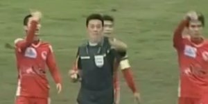 Διαιτητής έδειξε κόκκινη κάρτα και την πήρε πίσω! [βίντεο]