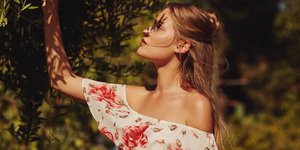 Μοντέλο ποζάρει στο φακό/ Φωτογραφία: Reformation