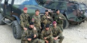 O Οτο Ρεχάγκελ έβαλε τα χακί και πήγε στο Κόσοβο