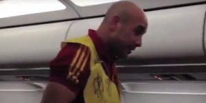 Ο Πέπε Ρέινα σε ρόλο... αεροσυνοδού [βίντεο]