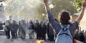 Οργή και βίαια επεισόδια στη Γαλλία για το θάνατο 21χρονου διαδηλωτή - Συγκρούσε