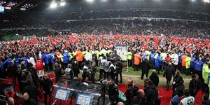 Οπαδοί «πλημμύρισαν» τον αγωνιστικό χώρο για να πανηγυρίσουν [βίντεο]