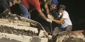 Μάχη με το χρόνο δίνουν τα συνεργεία στα ερείπια του σχολείου Enrique Rebsamen (Φωτογραφία: ΑΡ) 