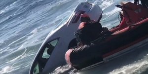 Στιγμές αγωνίας έζησε ο 89χρονος οδηγός μέχρι να τον απεγκλωβίσουν οι διασώστες (Φωτογραφία: ΑΡ)