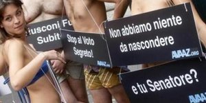 Χάλασε ο κόσμος – Τώρα οι ημίγυμνες διαμαρτύρονται κατά του Σίλβιο Μπερλουσκόνι 