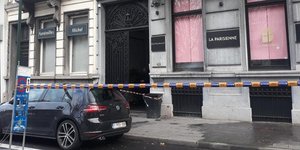 H αστυνομία βρήκε τρεις τρύπες από σφαίρες στη βιτρίνα του εστιατορίου (Φωτογραφία: LaLibre.be)