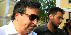 Το βίντεο που δείχνει τον Βίκτωρα Ρέστη να οδειγείται στον εισαγγελέα
