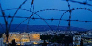 Reuters: Η Ελλάδα χρειάζεται ένα θαύμα για να δραπετεύσει από τα δεσμά του χρέους (Φωτογραφία: AP Photo/Petros Karadjias)