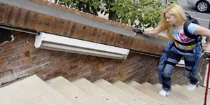 Μηχάνημα κινητικής αποκατάστασης σας σηκώνει από το καροτσάκι