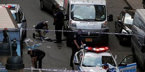 Η αστυνομία εραυνά το σημείο της συμπλοκής. Φωτογραφία: Andrew Kelly/Reuters