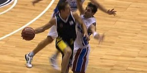 Απίστευτο τρίποντο υπό πίεση πίσω από το κέντρο του γηπέδου [βίντεο]