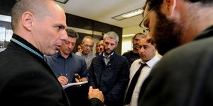 Εξαφανίστηκε η κόκκινη γραμμή από το σακάκι του Βαρουφάκη (TATIANA MΠΟΛΑΡΗ/ EUROKINISSI0