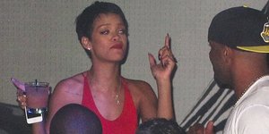 Η Ριάνα μεθυσμένη όσο δεν πάει παραπατάει και κάνει εμετό σε κλαμπ  [εικόνες]