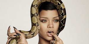 Την έζωσαν τα φίδια τη... μονίμως γυμνή Ριάνα [εικόνες]