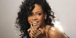 Το μπλουζάκι με τη selfie και η μίνι φούστα -Ακόμη μία εμφάνιση της Ριάνα που θα