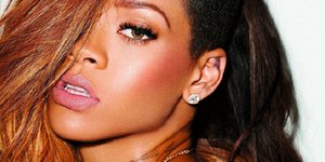 Το «γυμνό» εξώφυλλο της Rihanna -Πόζαρε στην Vogue χωρίς μακιγιάζ [εικόνα]