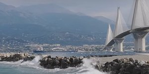 Ισχυροί άνεμοι στο Ρίο- Αντίριο/ Φωτογραφία: nafpaktianews.gr