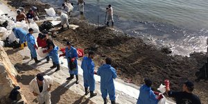 Φωτογραφία: Ανθρώπινη αλυσίδα από τα στελέχη του ΠΝ/hellenicnavy.gr