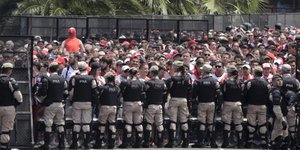 Αστυνομικοί μπροστά από οπαδούς της Ρίβερ Πλέιτ/ Φωτογραφία: AP- Diego Martinez
