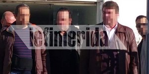 Ο γνωστός τηλεοπτικός ενεχυροδανειστής συνοδεία αστυνομικών 