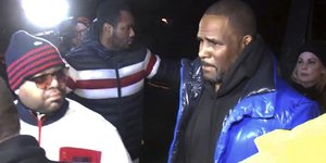 Ο R. Kelly παραδόθηκε στην αστυνομία/ Φωτογραφία: AP