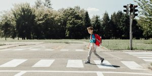 Ενα παιδί μόνο του διασχίζει το δρόμο