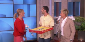 Η Τζούλια Ρόμπερτς ξυπόλητη στην τηλεόραση