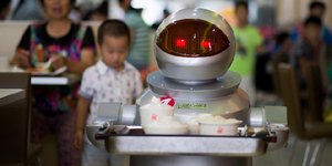 Εστιατόριο στην Κίνα χρησιμοποιεί ρομπότ ως σερβιτόρους και μάγειρες -Το δεύτερο