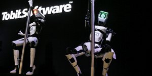 Οταν η τέχνη του pole dancing παρουσιάζεται μέσα από ένα ρομποτικό σόου