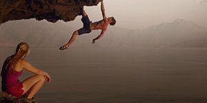 Ριψοκίνδυνα ακροβατικά στα βράχια του Ομάν: Ενα πραγματικά εξτρίμ σπορ [βίντεο]