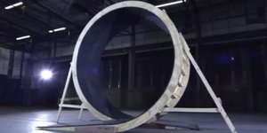 Ο άνθρωπος που αψήφισε τη βαρύτητα: Κατάφερε να περπατήσει σε ταβάνι [βίντεο]