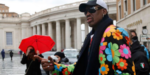 Ο Ντένις Ρόντμαν στο Βατικανό «προσεύχεται» για τον πρώτο μαύρο Πάπα [εικόνες]