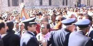 Πολίτες πέταξαν γιαούρτια και μπουκάλια με νερό σε πολιτικούς στη Ρόδο