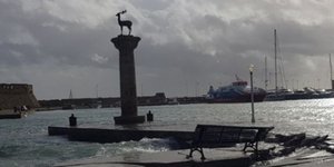 Ξηλώθηκε μέρος του πεζοδρομίου στα Ελαφάκια πίσω από τον Ευαγγελισμό (Φωτο: rodiaki.gr)