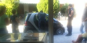 Απειλούσε να αυτοπυρποληθεί μέσα στο αυτοκίνητό του στη Ρόδο -Μπροστά στα δύο το