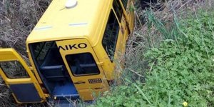 Το σχολικό κατέληξε σε ρέμα (Φωτο: rodiaki.gr)