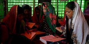 Κορίτσια Ροχίνγκια παρακολουθούν μάθημα σε καταυλισμό στο Μπαγκλαντές (Φωτογραφία αρχείου: AP /Altaf Qadri)