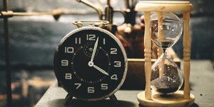 ρολόι και κλεψύδρα/Φωτογραφία: Shutterstock