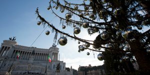 Το μαραμένο χριστουγεννιάτικο δέντρο στην Piazza Venezia (Φωτογραφία: ΑΡ)