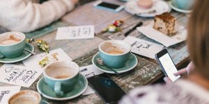 Παρέα πίνει καφέ /Φωτογραφία: Unsplash/Roman Kraft