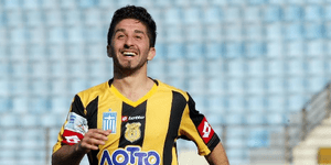 Του πέταξαν καφέ από την κερκίδα και εκείνος... «κεράστηκε» [βίντεο]