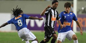 «Μαγεία» Ροναλντίνιο που σκόραρε με υπέροχη ατομική ενέργεια [βίντεο]