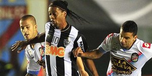 Τάκλιν με τα δύο πόδια δέχτηκε ο Ροναλντίνιο από αμυντικό [βίντεο]