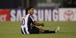 Ο Ροναλντίνιο θύμα... λιθοβολισμού [βίντεο]