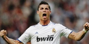 Ο Ρονάλντο σημείωσε ένα καταπληκτικό γκολ και έδειξε τον... μηρό του[βίντεο]