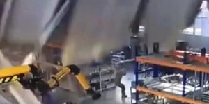 Η στέγη κατέρρευσε την ώρα που γίνονταν επισκευαστικές εργασίες πάνω της (Φωτογραφία: YouTube)