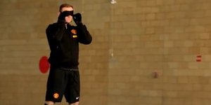 Ο Ρούνεϊ προσπαθεί να σκοράρει με κλειστά τα μάτια [βίντεο]