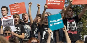 Ποινές για όσους προτρέπουν νέους να διαδηλώσουν/ Φωτογραφία: AP- Alexander Zemlianichenko